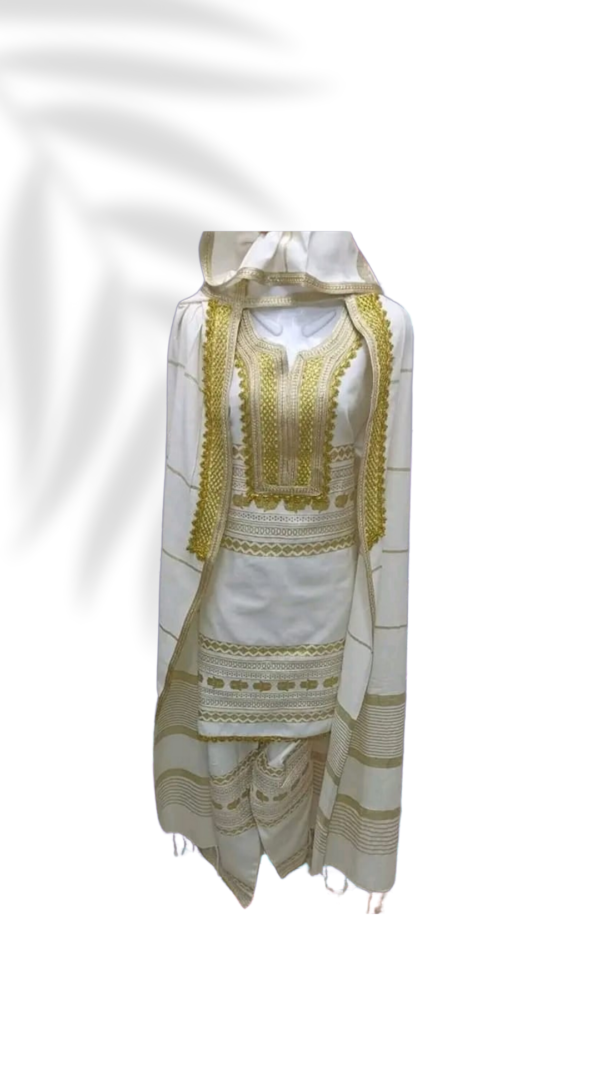 Burnos, écharpes et pantalons